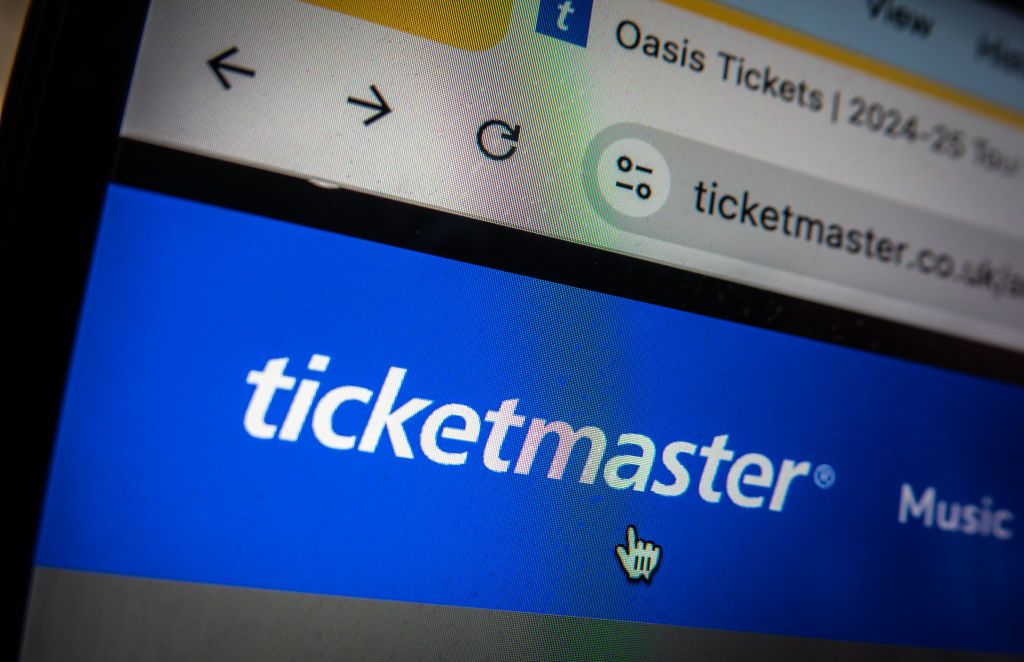 🎟️ Ticketmaster volvió a moverle a sus famosos cargos por servicio: ahora podrán ser de hasta el 24% del costo del boleto. Ojo, el precio base no sube… pero ese “extra” que aparece antes de confirmar la compra sí será más alto. Según la empresa, el ajuste responde al alza en