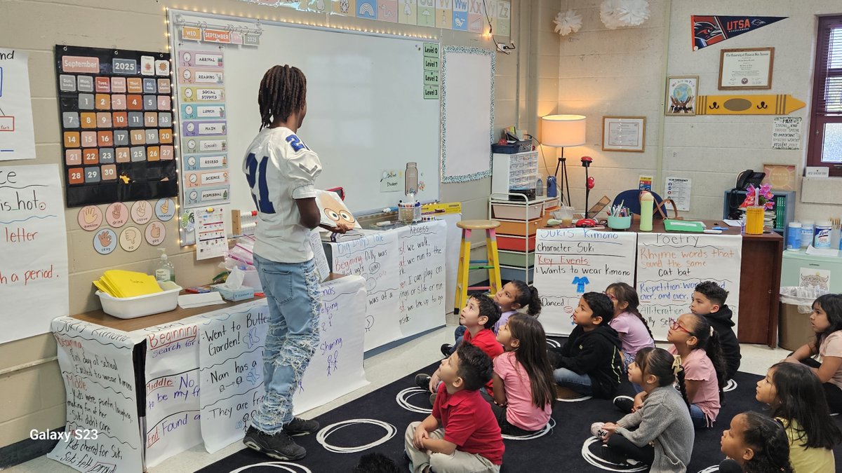 Coach_POrtega's tweet photo. Our @EISDMemorialHS @EISDofSA #MinuteMENread football players paid a visit to @LBJelem for some early morning reading! We had a blast. SR-Sergio Reyes, Soph- Mario Rubio, Jr- Joseph Tolbert all had a chance to meet with the lil' ones. Our EISD kids are the best! #PlayToWIN https://t.co/s10qtY6zLp