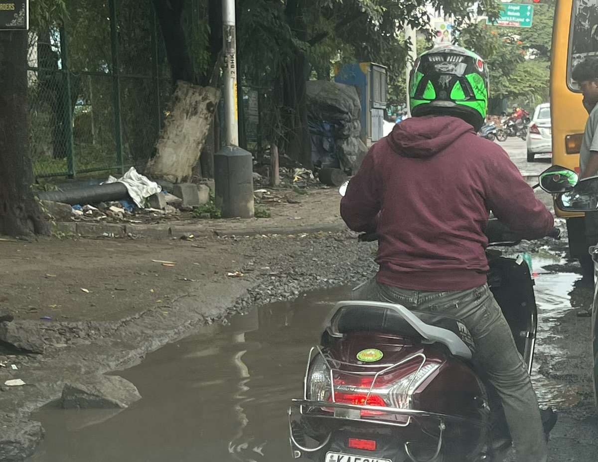 Condition of arterial road at Jakkasandra Signal.. Hope things will improve.. 

It is not due to rains.. it was like this before rains too..

#brandbengaluru @GBAoffic