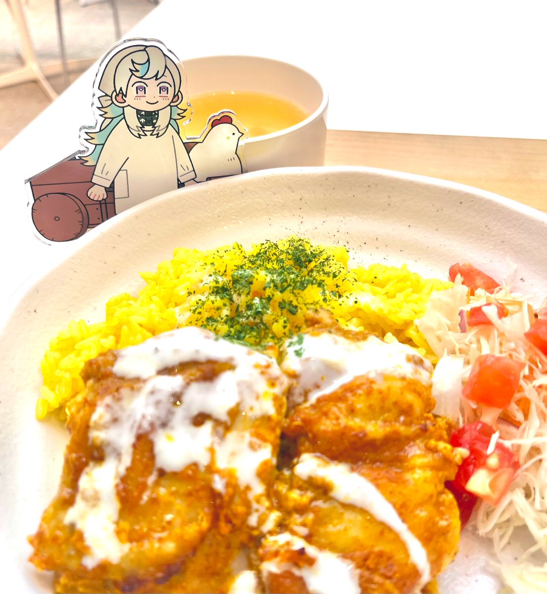 今日は社員食堂でチキンオーバーライスを…