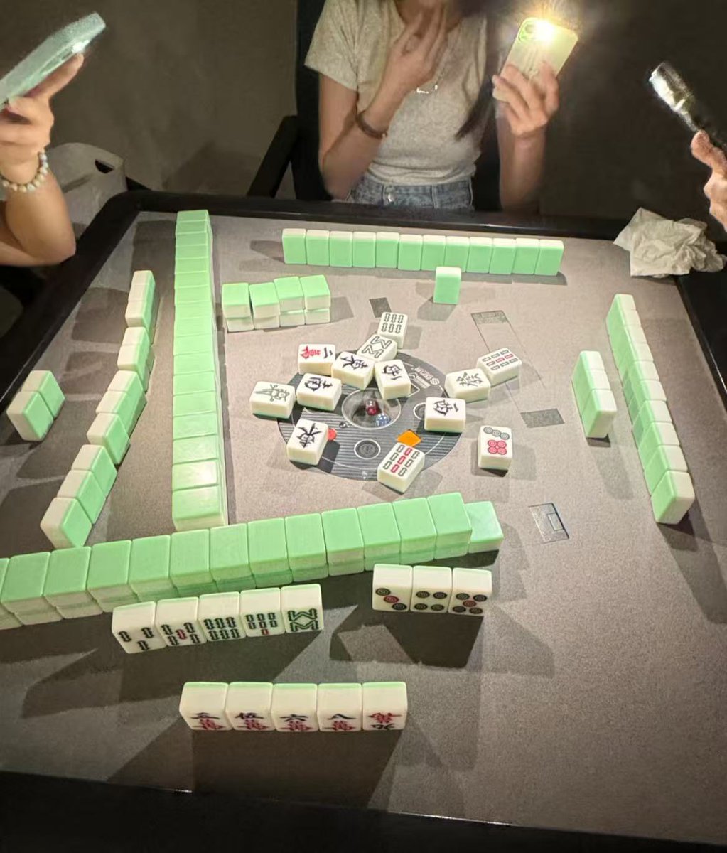 三亚这边有打麻将厉害的推友吗？周末过来帮我报仇，我打不过她们，打赢了有偿哦