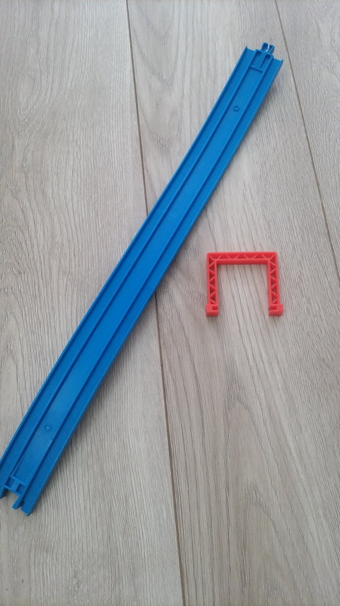 【手放し219個目】
割れてしまったプラレールのレールと、使用用途が分からない部品。
坂レールが折れてしまったので手放します！
この坂レールだけ長くて、上手いことおもちゃ箱に収まらないのがプチストレスだったので、手放しでプチストレスからも解放されました😄
#1日1捨
#子供のおもちゃ