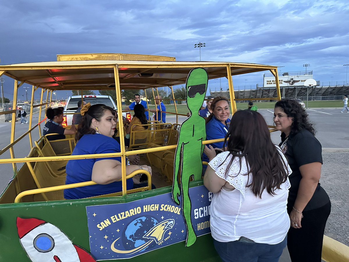 TroyEnriquezSE's tweet photo. Ms Juarez’s first homecoming parade!
Great job!

@SanElizarioHS https://t.co/OmvLbjVlyZ