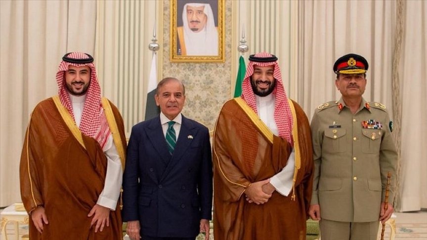 RTEUrdu's tweet photo. 🔴  ملٹی پولر سسٹم میں سعودی عرب جیسی معاشی قوت اور پاکستان جیسی عسکری طاقت کا اپنے مستقبل کو ایک صفحے پر لکھنا، خطے میں نیا پیغام ہے۔

▪️ پاکستان نے محدود معاشی وسائل میں بھارت جیسے معاشی اور عسکری وسائل رکھنے والے ملک کو شکست سے دوچار کیا، اس سے خطے میں طاقت کا توازن تبدیل ہو گیا۔
▪️ اسرائیل کے دوحہ حملے نے عرب ممالک کی سوچ کو تبدیل کیا ہے کہ نیتن یاہو سے ہر قسم کے اقدامات کی توقع رکھی جا سکتی ہے اور اس میں امریکہ پر زیادہ دیر اعتماد برقرار نہیں رکھا جا سکتا۔
▪️ عرب ممالک اس پر جلد یا بادیر اپنے قدم اٹھائیں گے لیکن سعودی ولی عہد محمد بن سلمان نے اس میں پہل کر دی ہے اور دنیا میں اپنا سب سے زیادہ قابل اعتماد پارٹنر چن لیا ہے۔ اس طرح کے اقدامات قطر، متحدہ عرب امارات اور کویت بھی اٹھائیں گے۔
▪️ امریکہ کی اسرائیل کو دی جانے والی غیر مشروط مدد اور تعاون، خطے میں اسے محدود کر دے گی۔ ڈونلڈ ٹرمپ انتظامیہ کو اس کا اندازہ ہے لیکن ابھی بھی امریکہ میں صیہونی لابی بہت زیادہ طاقت ور ہے۔
▪️ عرب ممالک کے لیے چین اور روس جیسی طاقتیں توازن قائم کرنے لیے تو اہم ہو سکتی ہیں لیکن ان کے تحفظ اور دفاع کی بجائے بڑی طاقت اپنے کھیل کھیلنے کے لیے دیگر ممالک کو استعمال کرتی ہیں۔ ان سے حاصل ہونے والے مفادات محدود اور باہمی ہو��ے ہیں۔