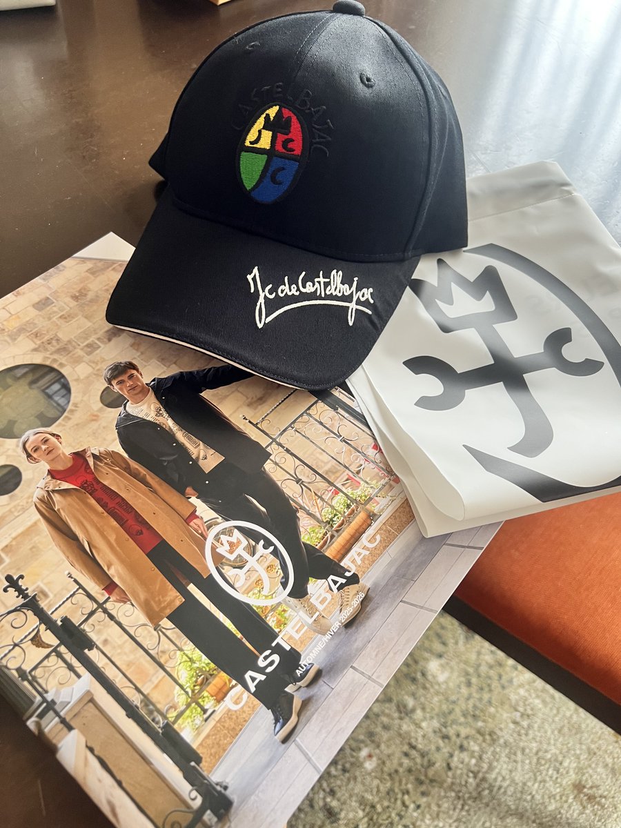 11Sizuoka's tweet photo. お!CASTELBAJACの帽子来た!!
待ってました(,,ÒωÓ,, )✨️
パンフレットと付属袋(オシャレ)だ✨
デザイン好きだからこれからお金貯めて
服とか色々揃えるかな🤔💭
#CASTELBAJAC
#帽子 https://t.co/pKcjdldWm9