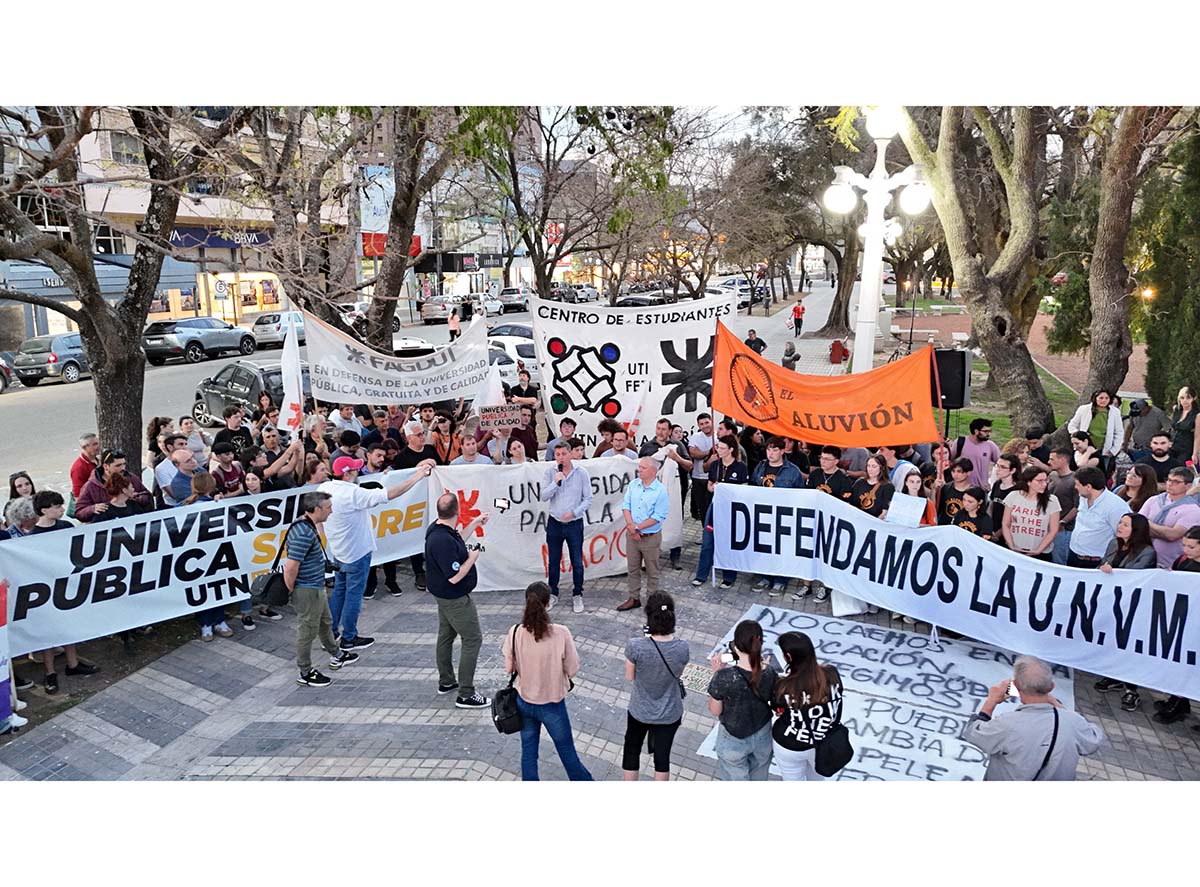 ngcena's tweet photo. Una comunidad que se hizo escuchar y el Congreso estuvo a la altura. Estamos un paso más cerca de sostener la ley que protege a las universidades públicas, que reconoce y valora el trabajo de docentes y nodocentes, la producción científica, la transferencia, la innovación y la https://t.co/sENDNcCvMd