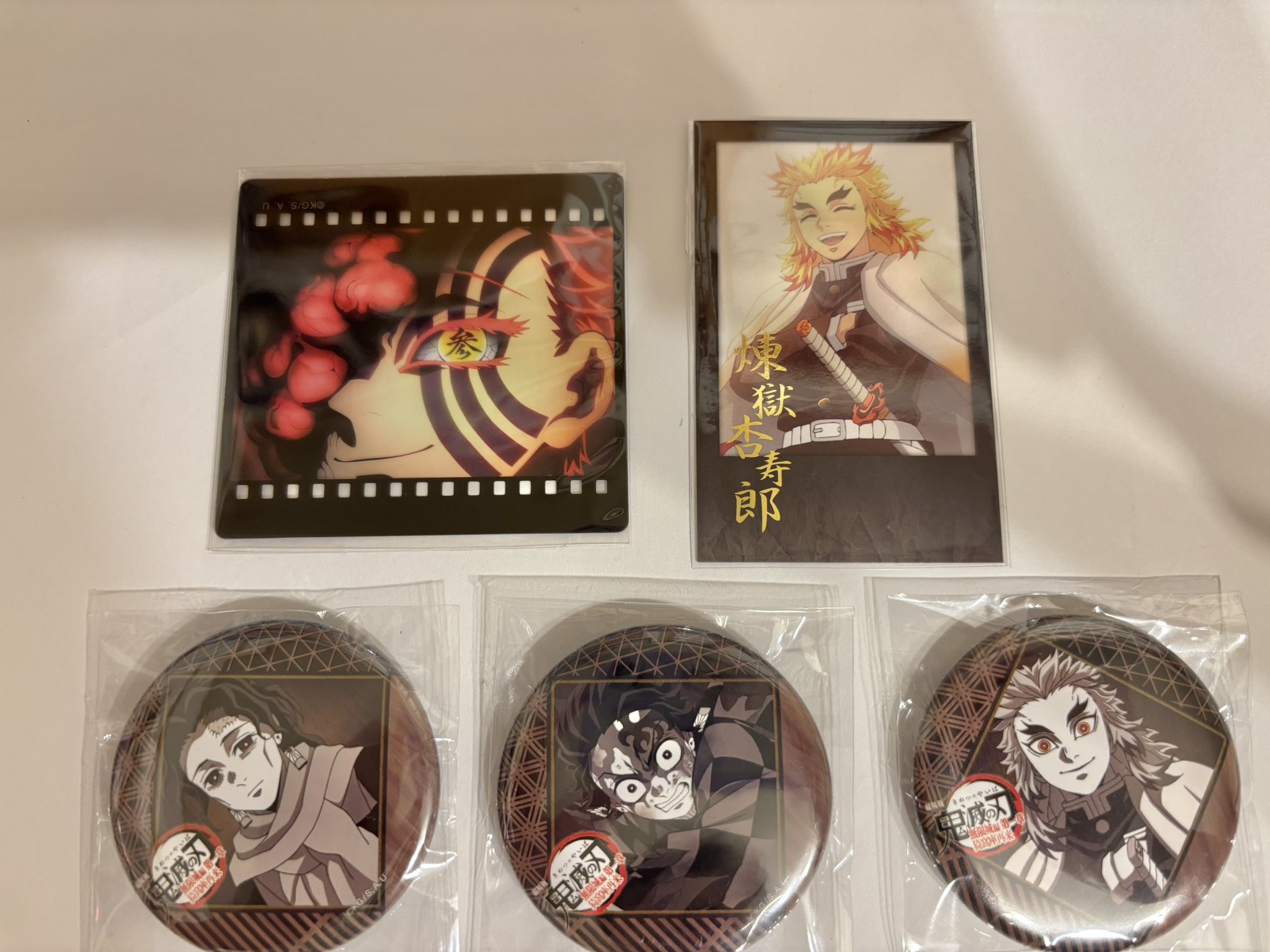 鬼滅の刃 ufotable DINING お楽しみくじ 猗窩座 缶バッジ チェキ 鬼滅の刃 ufotableダイニング お楽しみくじ 猗窩座 缶バッジ