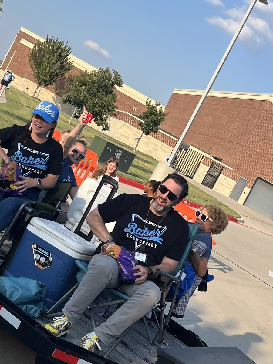 SpradleyElem's tweet image. Together we prosper in support of our @RockHillHS feeder pattern! 💙 We show up, show out, and show SPIRIT! #WeGotSpirit #ParadeVibes #HoCo2025