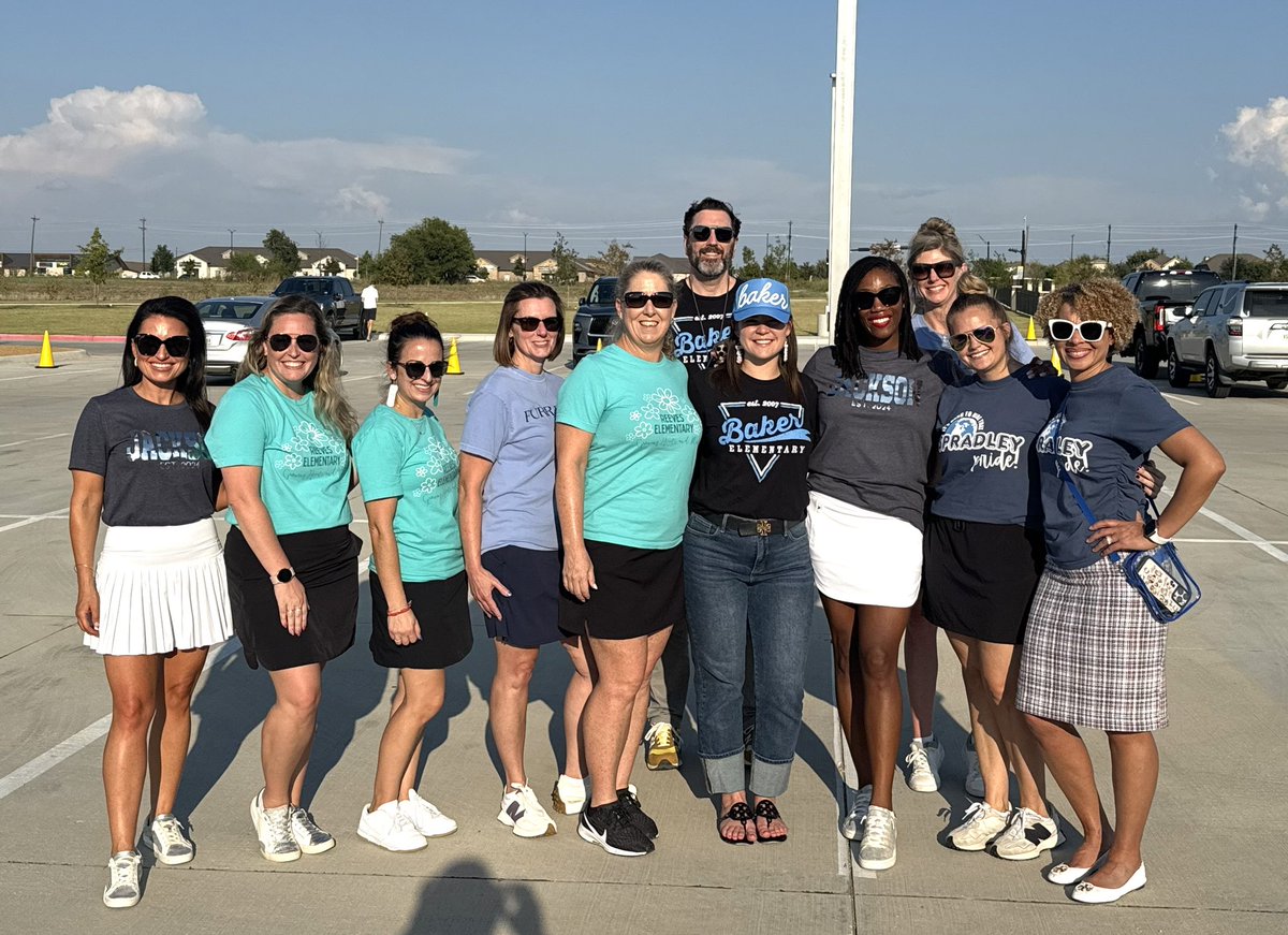 SpradleyElem's tweet image. Together we prosper in support of our @RockHillHS feeder pattern! 💙 We show up, show out, and show SPIRIT! #WeGotSpirit #ParadeVibes #HoCo2025