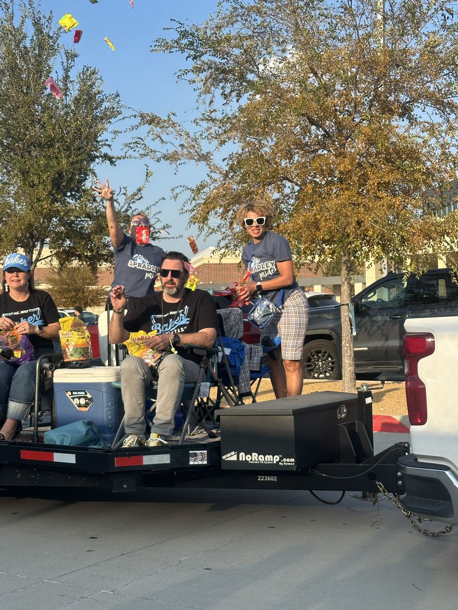 SpradleyElem's tweet image. Together we prosper in support of our @RockHillHS feeder pattern! 💙 We show up, show out, and show SPIRIT! #WeGotSpirit #ParadeVibes #HoCo2025