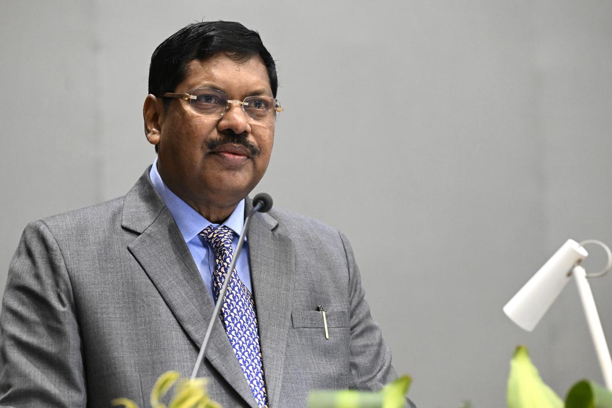 दर्द आरक्षण का नहीं है
बल्कि नीचे बैठने वाला 
कुर्सी पर कैसे 
बैठ गया दर्द इस बात का है
#We_Stand_With_BR_Gavai ✊✊