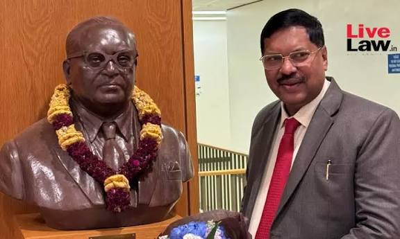 डॉ. बाबासाहब अम्बेडकर के अनुयायियों को जब भी देश के शीर्ष पदों पर मौका मिला है उन्होंने मनुवाद की जड़ों में तेज़ाब डालने का काम किया है ! #We_Stand_With_BR_Gavai