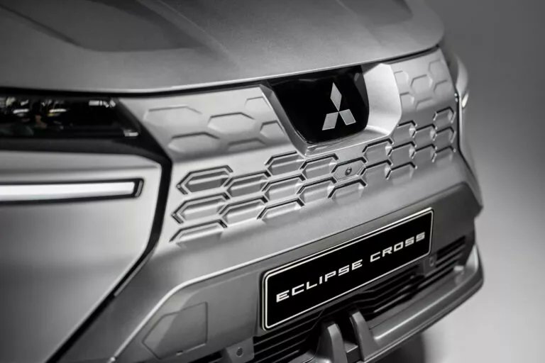 NEWCARinjapan's tweet photo. 三菱が新型エクリプスクロスを発表

欧州限定
BEV
ルノーセニック E-techがベース
全長4470mm
ホイールベース2785mm
19/20インチホイール
荷室容量478L
ガラスルーフ
LEDアンビエントライト
Harman&amp;Kardonプレミアムオーディオシステム
218PSモーター
航続距離約600km
高速での半自動運転 https://t.co/F94L6gXbSd