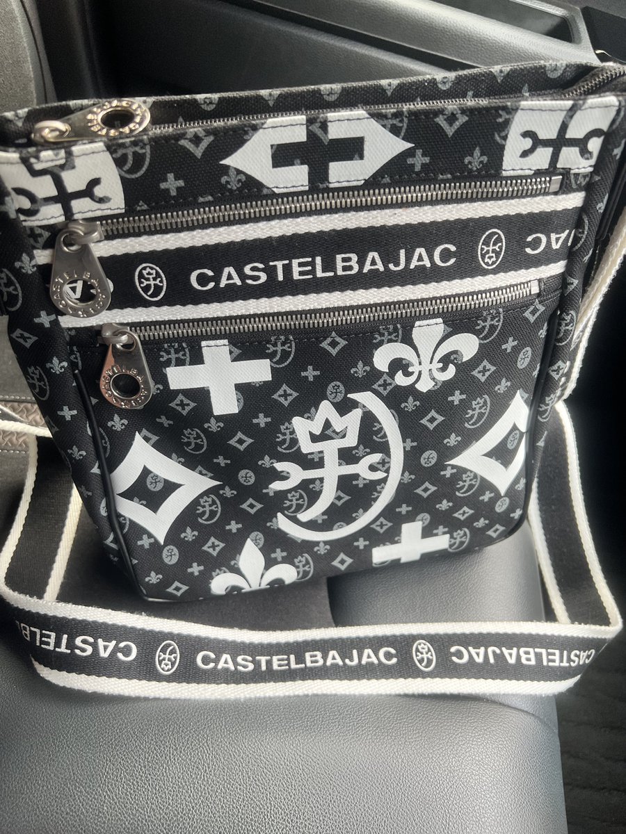 11Sizuoka's tweet photo. さり気なくバッグも2種類買っている(,,ÒωÓ,, )✨️
#CASTELBAJAC
#バッグ https://t.co/nX5XXTuv5Z