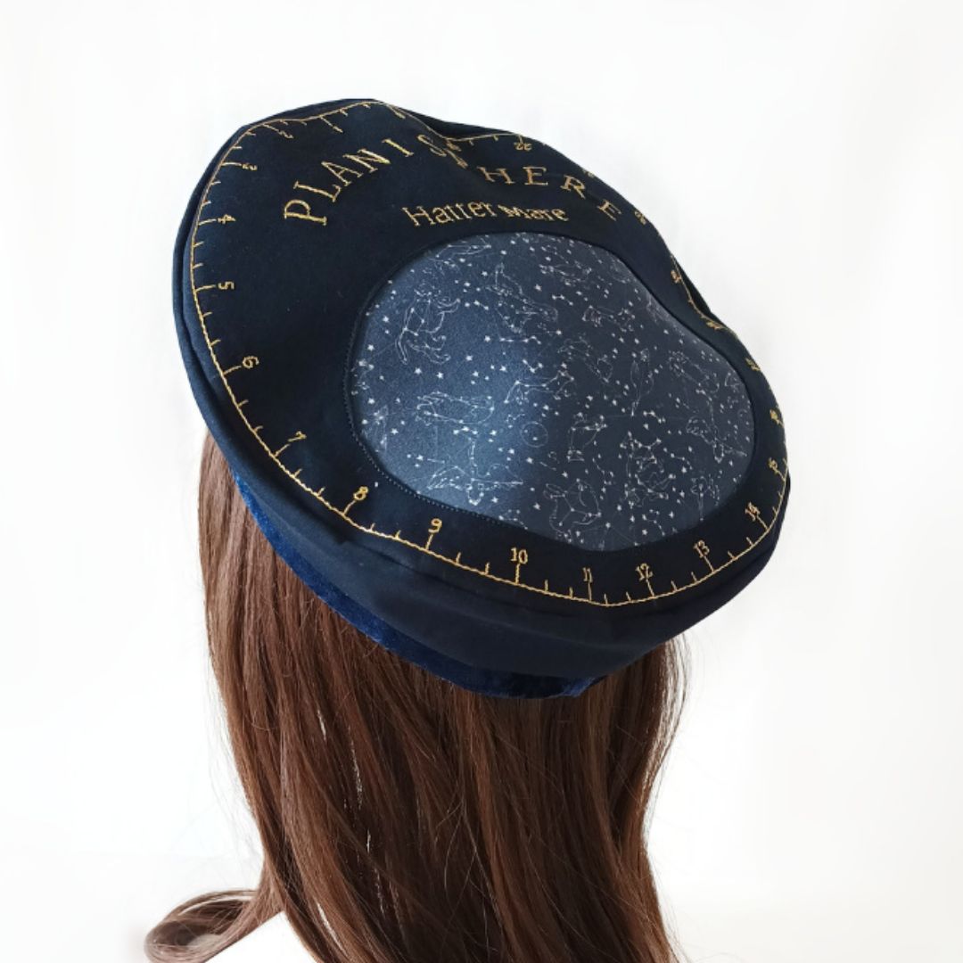 星座盤のようなベレー帽。 幻想的な星のきらめきを感じることができます🌟