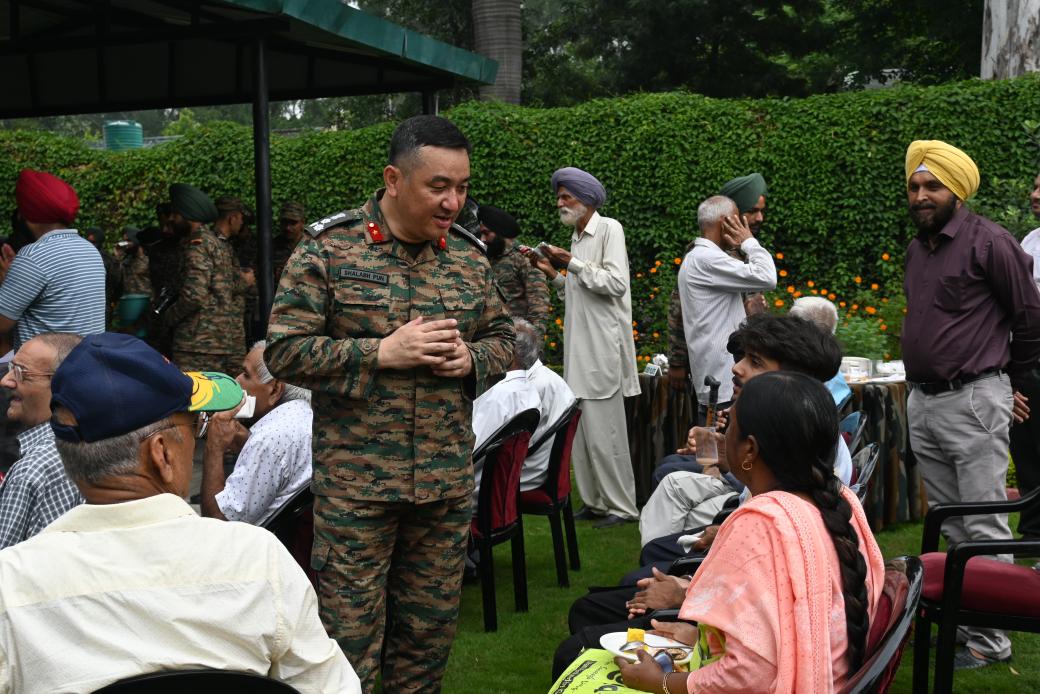 RisingStarCorps's tweet image. #IndianArmy
#1965VijayKe60Saal🇮🇳

Echoes of Valour, Honouring Eternal Glory!

At #Samba, in a solemn Wreath Laying Ceremony, paid heartfelt tribute to the bravehearts of the 1965 War. Proud veterans stood tall, recalling the unmatched courage that secured our nation’s victory…