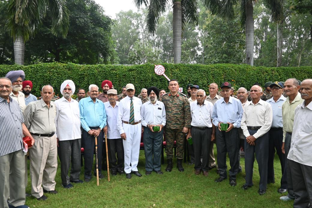 RisingStarCorps's tweet image. #IndianArmy
#1965VijayKe60Saal🇮🇳

Echoes of Valour, Honouring Eternal Glory!

At #Samba, in a solemn Wreath Laying Ceremony, paid heartfelt tribute to the bravehearts of the 1965 War. Proud veterans stood tall, recalling the unmatched courage that secured our nation’s victory…