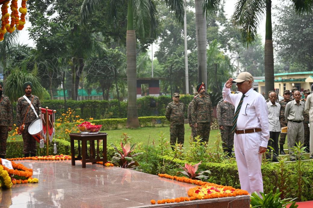 RisingStarCorps's tweet image. #IndianArmy
#1965VijayKe60Saal🇮🇳

Echoes of Valour, Honouring Eternal Glory!

At #Samba, in a solemn Wreath Laying Ceremony, paid heartfelt tribute to the bravehearts of the 1965 War. Proud veterans stood tall, recalling the unmatched courage that secured our nation’s victory…