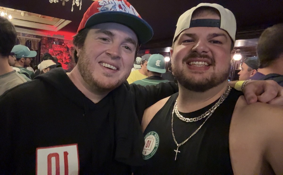 tleopizzo11's tweet image. Meant a ton of GOATS tonight at @Section10Pod Night and chopped it up again with a few more again 🙌🏻 #SuckOne