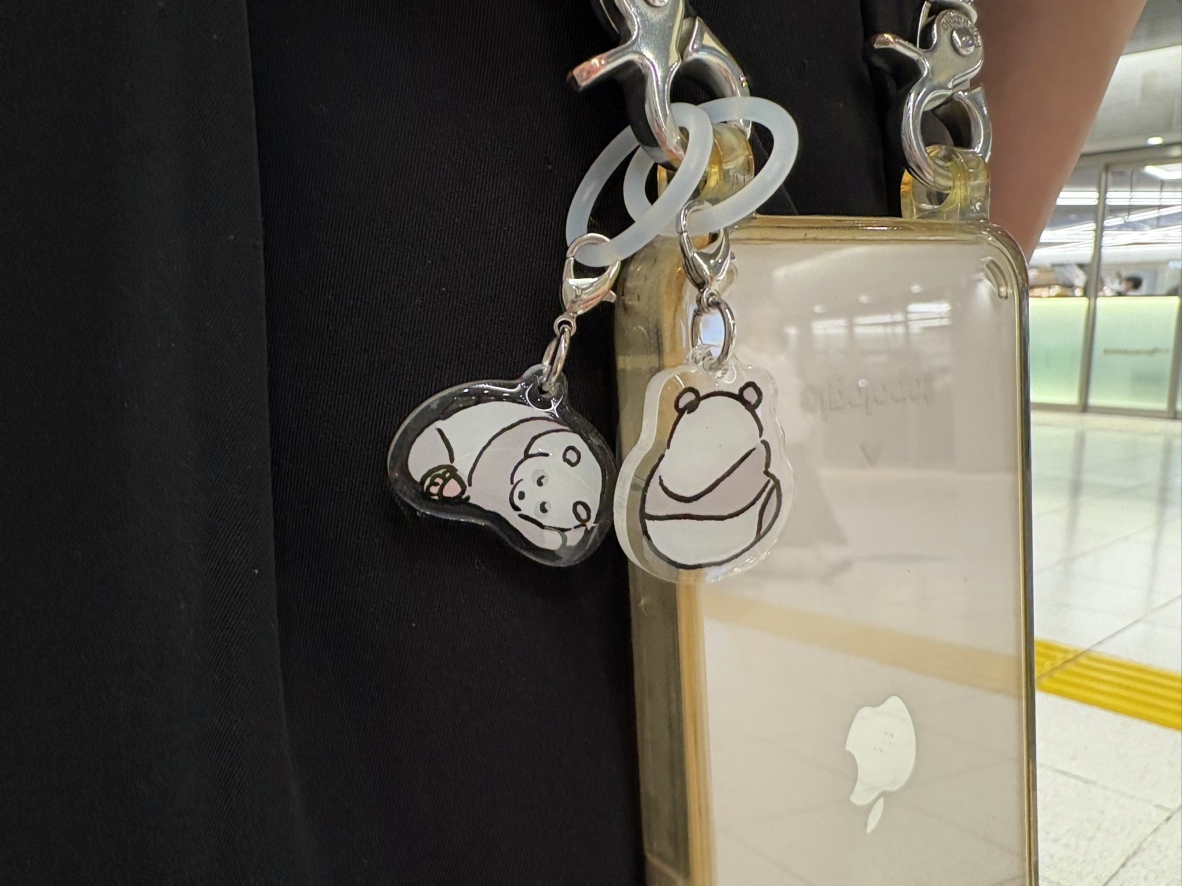 🐼上野ランド限定商品🐼

改札内3F「上野ランド」にて、
#てらおかなつみ さんが描く「 #パンダのめじるし 」が新発売
いつでもどこでもパンダと一緒
鍵や傘などお出かけグッズをかわいらしく彩りませんか？

▪詳細はこちら
ecute.jp/ueno/shop/4355