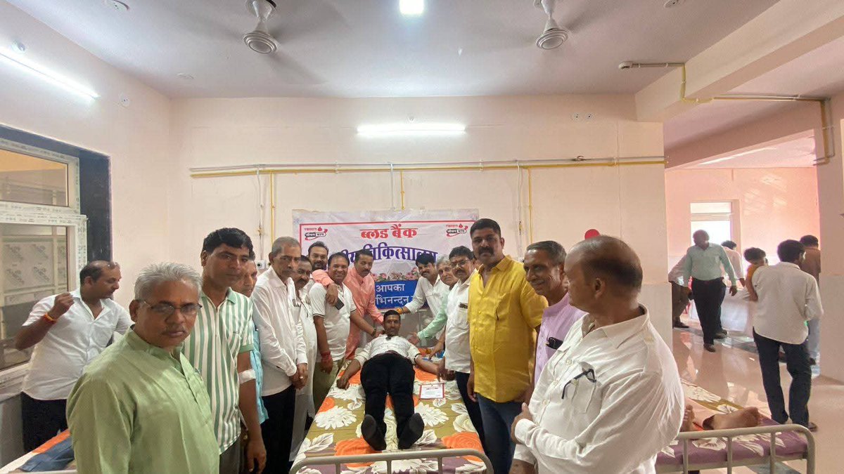 देश के प्रधानमंत्री श्री <a href="/narendramodi/">Narendra Modi</a> जी के जन्मदिवस पर  'सेवा पखवाड़ा' के अंतर्गत भाजपा जिला बारां द्वारा  जिला अस्पताल में "रक्तदान शिविर" का आयोजन किया गया!
इस दौरान युवाओं ने प्रधानमंत्री जी के प्रति बढ़ चढ़कर रक्तदान में भागीदारी निभाई, शिविर में 110 यूनिट रक्तदान हुआ!