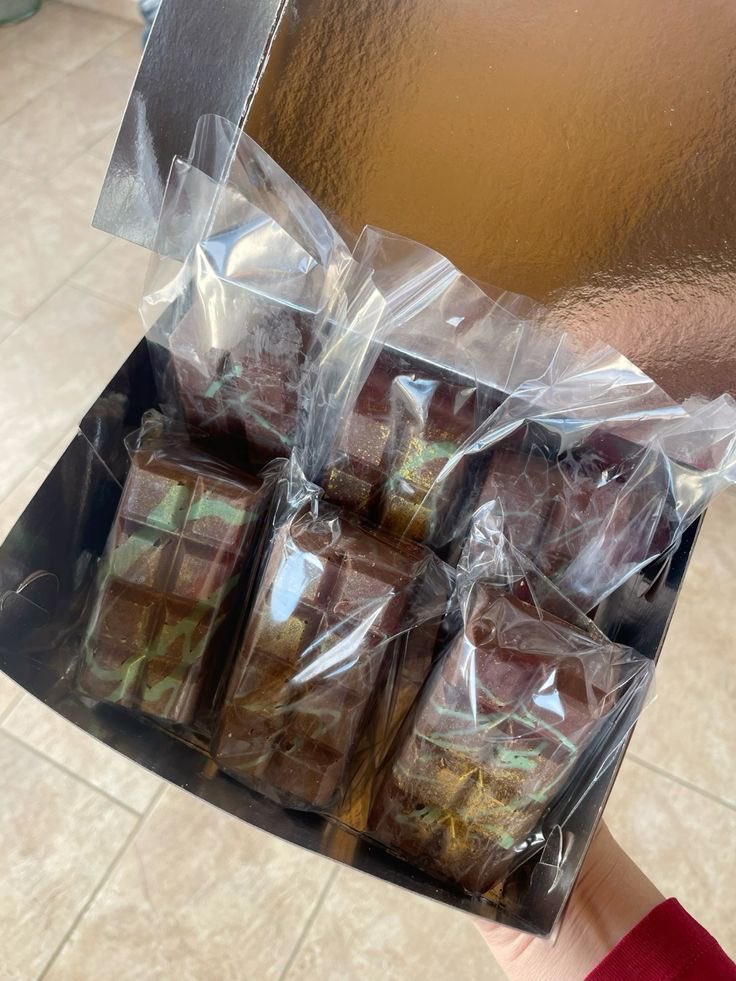 📦 : untuk para tetangga <a href="/thegardenvale/">The Gardenvale.</a> 

📃 : Dear para penghuni Gardenvale. Ada paket masing-masing satu kotak Dubai Chocolate buatan sendiri. Semoga suka dan maaf tidak terlalu manis rasanya.

From : Kanaka Sastranagara, Begonia Lane 05❤️