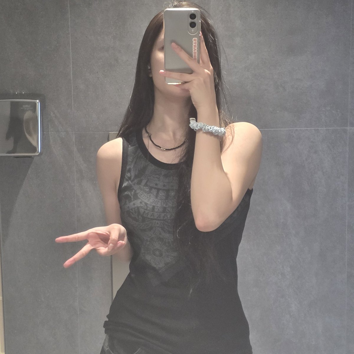 Misi kack maw lapor tadi ak ikut nebeng cuci muka di kamar mandi nya :3