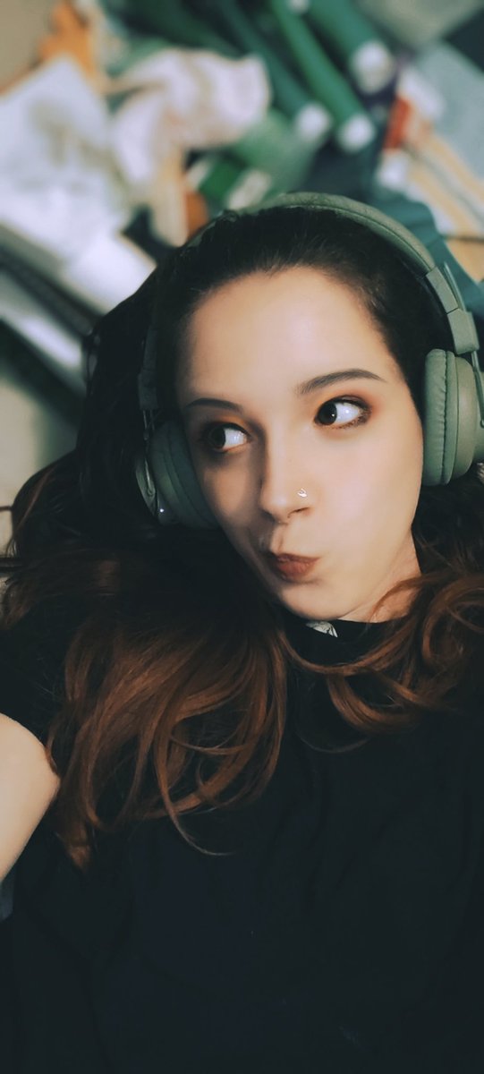 Est-ce que je viens d'avoir une motivation nocturne soudaine et donc de faire trois couches pour repeindre un meuble &amp; de préparer la base d'une nouvelle œuvre 70/120 ?! Pardon ? Il est 5h du mat ? 
Euh bah oups !! 
C'est tout moi 🤣 Bon... j'ai plus qu'à aller me "coucher" comme