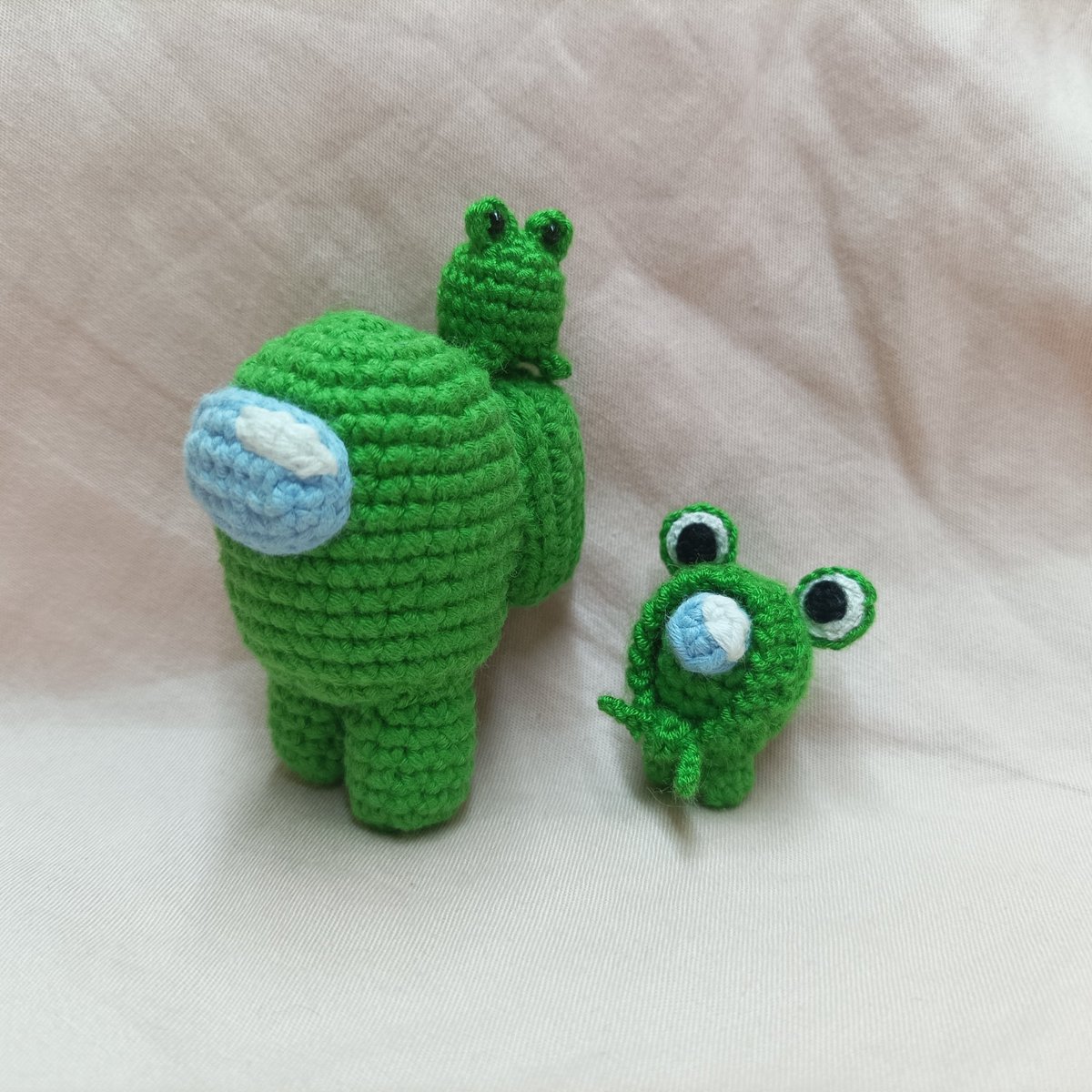 Cinnamondarin's tweet photo. lil green bean and lil green frog are getting along :3

#AmongUs #crochet #amigurumi https://t.co/k5ga5lPu3u
