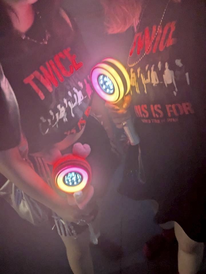 su_chan___'s tweet photo. TWICEってやっぱり最高〜〜〜❣️念願の顔面T着れたし、スタンド2列目でめっちゃ見やすくて神だった✌🏻✌🏻 https://t.co/Ptf764ZL7d