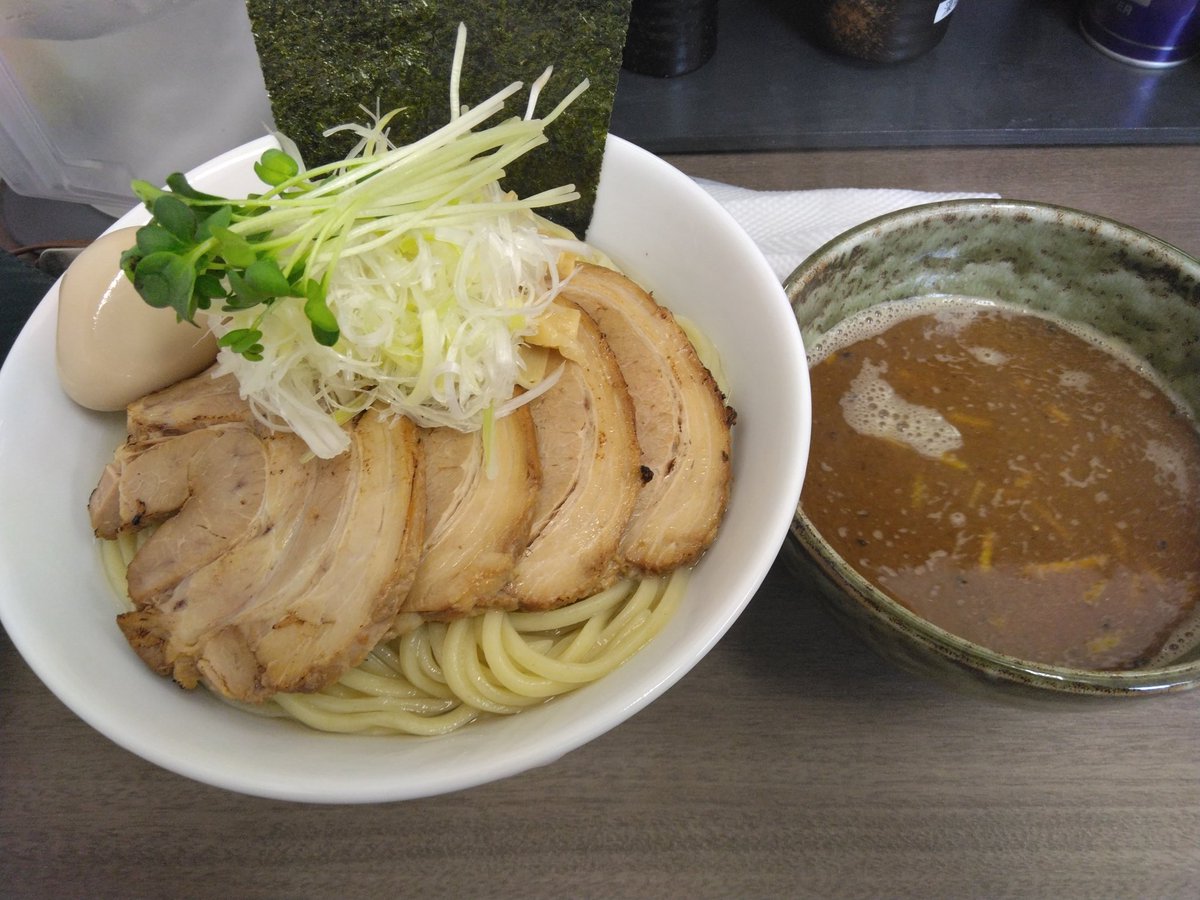 M10o40's tweet photo. 特製つけ麺大

麺屋時次！

めちゃくちゃ美味い！

つけダレのあっさり醤油にちょっと香る燻製の香りに柚子が合う！
モチモチ麺に合わせたら最高だ！

また、是非！

#麺屋時次
#麺モチモチ
#相模原市緑区二本松1美味いつけ麺屋 https://t.co/EEpuCckxaW