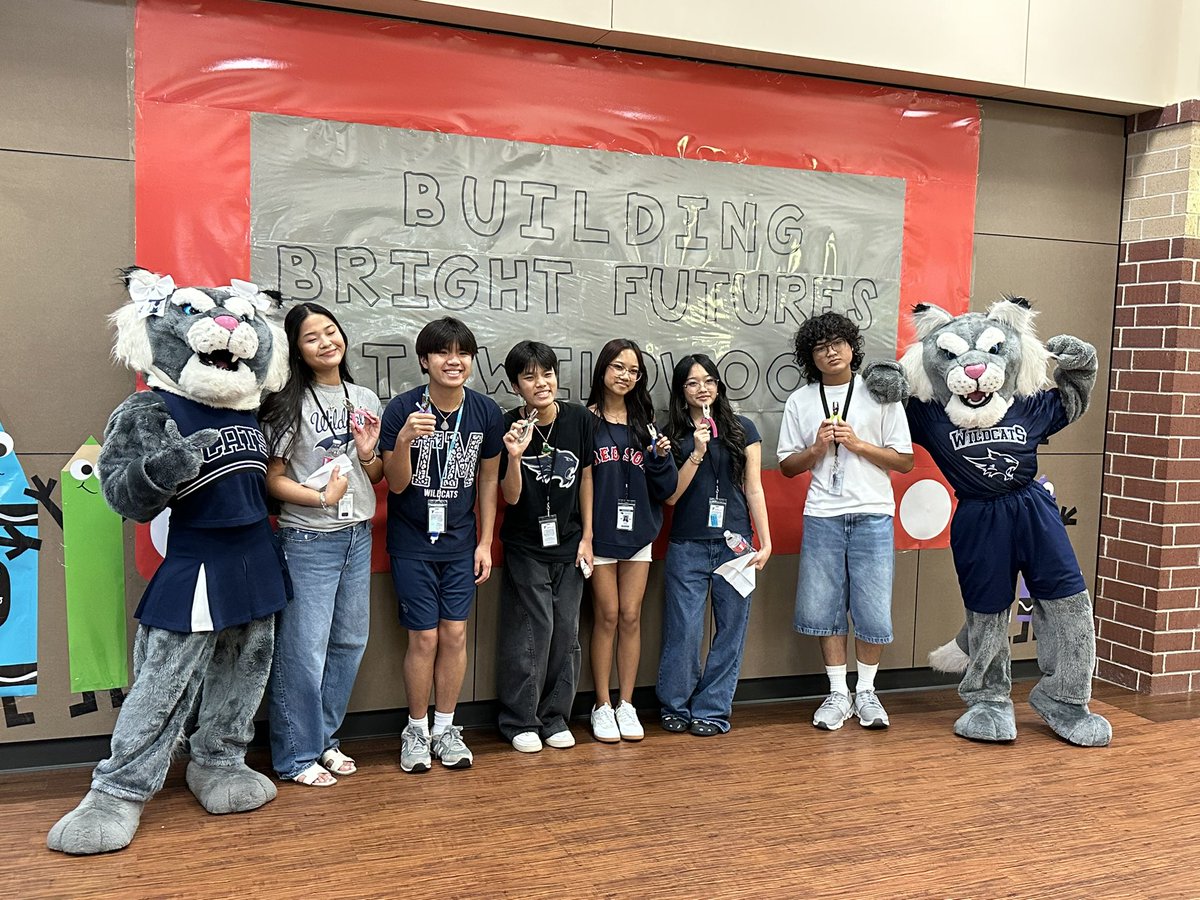 Alekona75's tweet image. Raising Readers in the dark! Thank you to all of our families for kicking off another great year of literacy at Wildwood even when the power went out. Special thanks to Wally &amp;amp; Wilma from Tomball Memorial Cheer and TMHS UNICEF Club for volunteering. 💙📚@TISDWES @TISD_Libraries