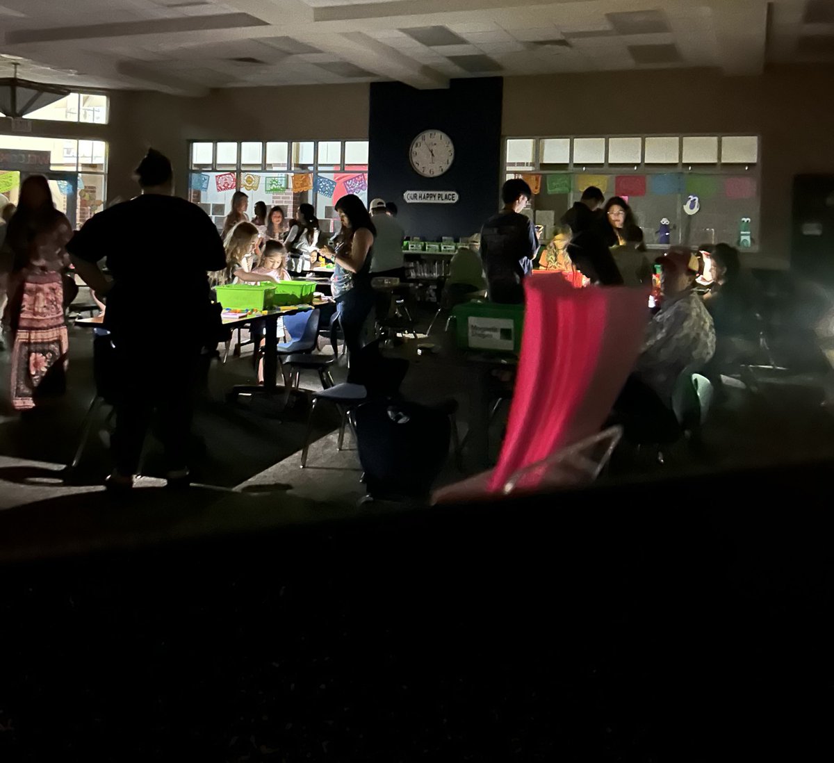 Alekona75's tweet image. Raising Readers in the dark! Thank you to all of our families for kicking off another great year of literacy at Wildwood even when the power went out. Special thanks to Wally &amp;amp; Wilma from Tomball Memorial Cheer and TMHS UNICEF Club for volunteering. 💙📚@TISDWES @TISD_Libraries
