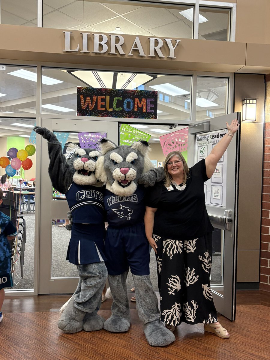 Alekona75's tweet image. Raising Readers in the dark! Thank you to all of our families for kicking off another great year of literacy at Wildwood even when the power went out. Special thanks to Wally &amp;amp; Wilma from Tomball Memorial Cheer and TMHS UNICEF Club for volunteering. 💙📚@TISDWES @TISD_Libraries