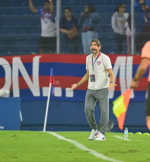 Diego Martínez dejó de ser el DT de Cerro Porteño, será oficializado próximamente.

Dirigió 47 partidos, donde registró 24 victorias, 12 empates y 11 derrotas.

Logró 84 puntos de 141 en disputa, marcando una efectividad del 60%.