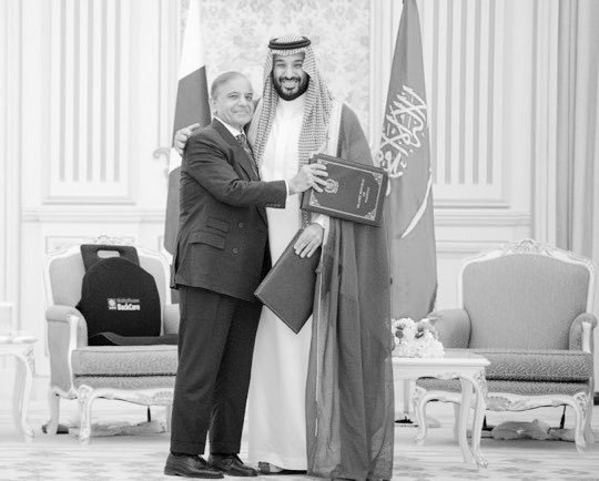 tmrrah9's tweet photo. #تمرة💢|| من بين كل الصور اللي صدرت …

🟠تصدرت هذي الصورة التي تعانق بها قادة البلدين ، العناوين البارزة في الصحف و تغريدات إكس👇:

البعض ذهب بعيداً و اعتبر هذي الصورة ستخلد بالتاريخ والمكتبات السياسية عن إتفاقيات غيرت توازن القوى في العالم🇸🇦🇵🇰 https://t.co/rkqelcC5Gd