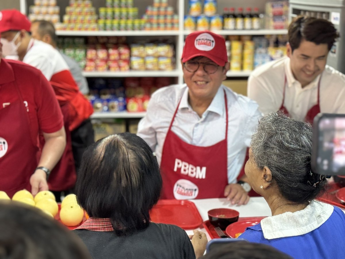 pnagovph's tweet photo. LOOK: President Ferdinand R. Marcos Jr. helps serve food to beneficiaries and shares a meal with them during his visit to the @dswdserves Walang Gutom Kitchen in Pasay City on Thursday (Sept. 18, 2025). | @drrylesguerra; 📸 MPC POOL https://t.co/K1VEcFYn4I