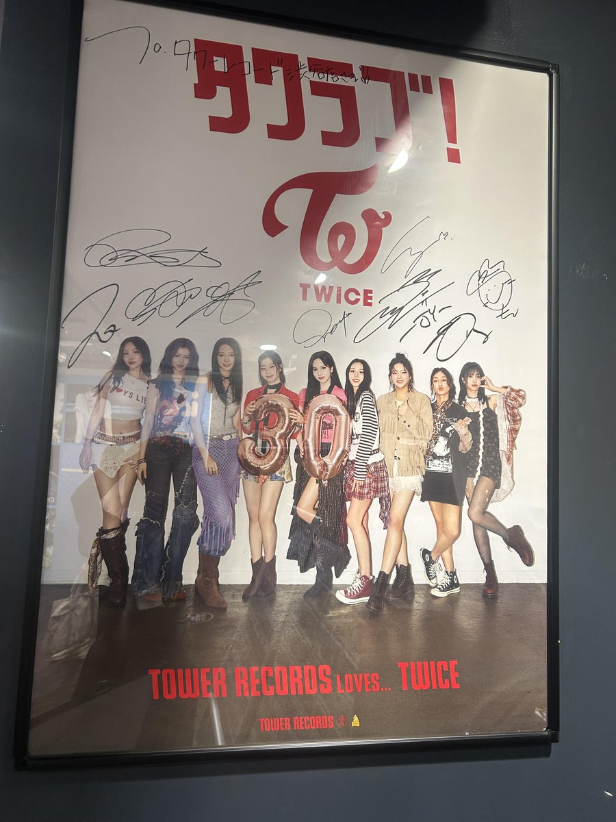 【#タワ渋kpop】

＃TWICE　2日間の東京ドーム公演
お疲れ様でした👏

日本でのドキュメンタリー映画の公開と
来春『TWICE WORLD TOUR IN JAPAN』
追加公演が決定😍

＃TWICE からの嬉しいサプライズ発表で
まだ興奮が抜けきれないですよね！

渋谷店ではTWICEのCDを
最新作から懐かしいものまで