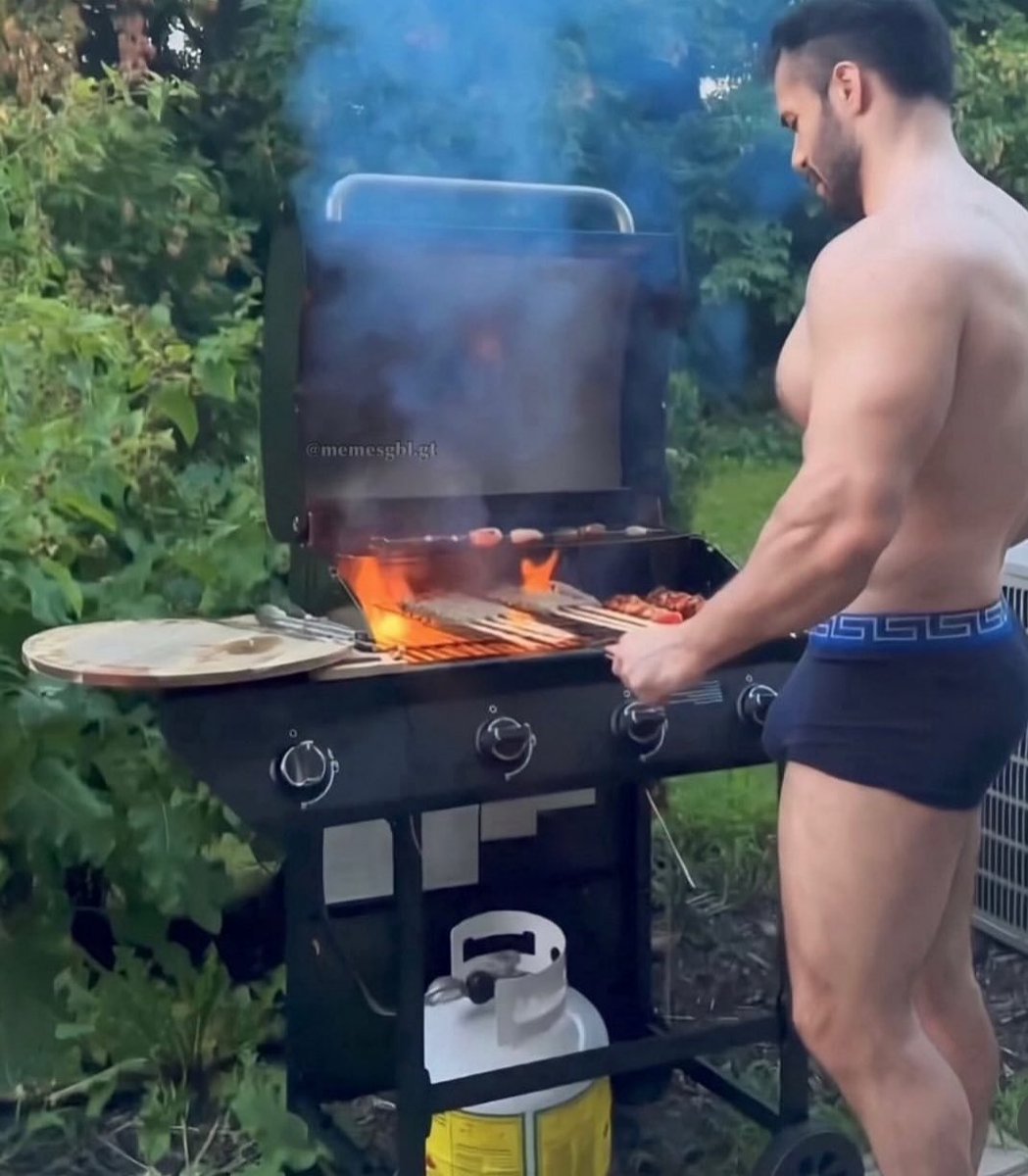 jerryfucks's tweet photo. @AbelUnrulyone The lady making the bagel ^^^ https://t.co/nAw9HFk2EW
