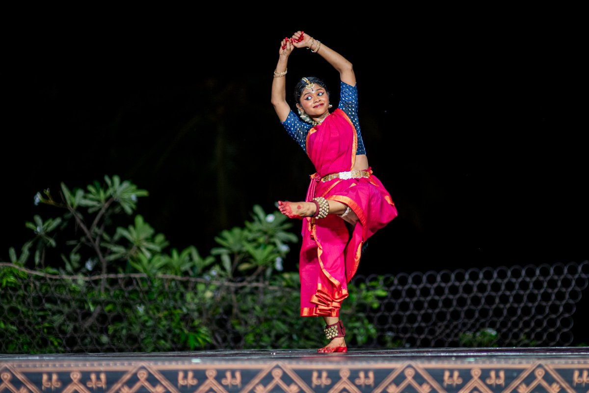ishafoundation's tweet photo. This weekend in Utsavam, the audience were treated an absorbing storytelling session by an Isha Brahmachari about devotees of Shiva, punctuated by devotional chants, followed the next day by a Bharatanatyam performance by Maa Hasini and Maa Johana from #SadhguruGurukulam Samskriti.