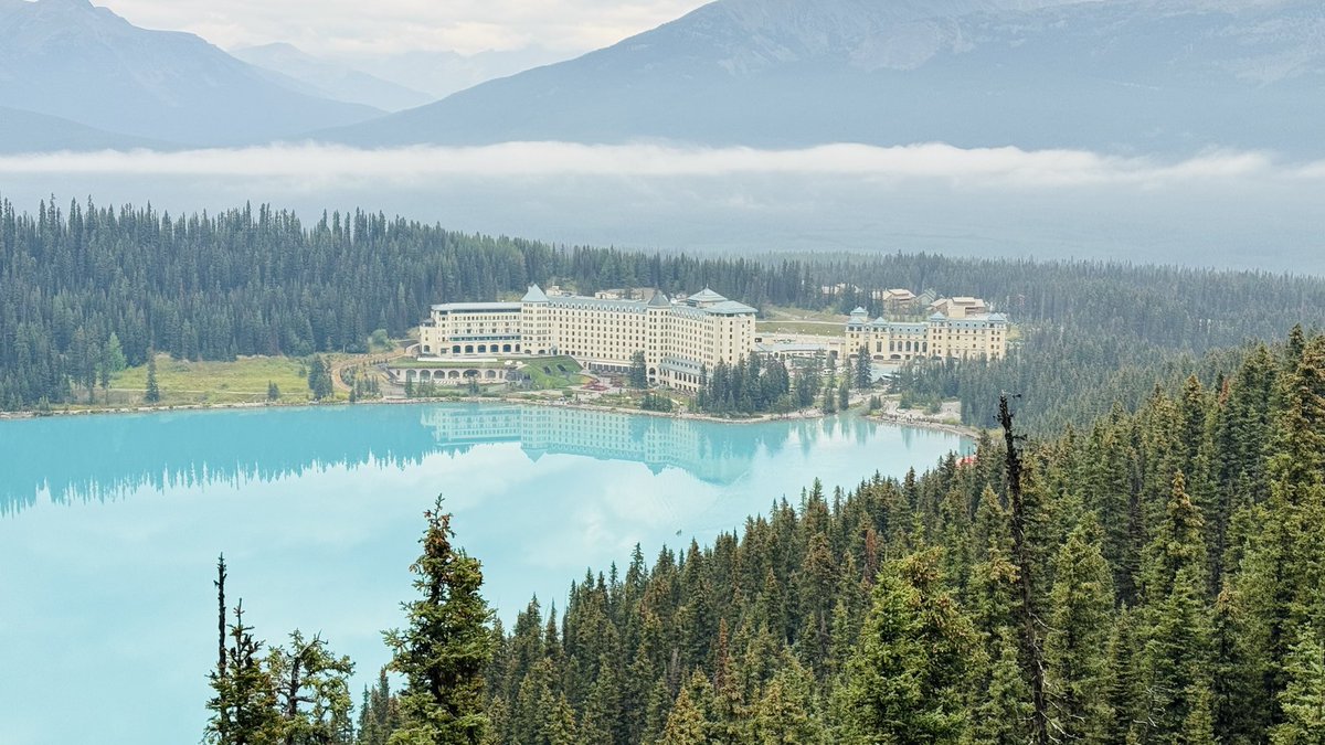 endo1106's tweet photo. カナダ🇨🇦バンフ国立公園にあるルイーズ湖に面した唯一無二のホテル「Château Lake Louise」が凄かった！
部屋からの眺める湖はもちろん、湖越しに眺めるホテルの存在自体すら絵になる… https://t.co/He56efs8x1