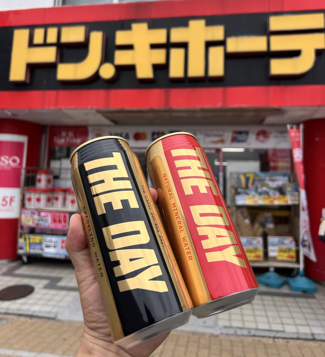 hatecha's tweet image. 発売3日目にしてようやくTHE DAYゲット！乾電池っぽくてクールだし、めちゃめちゃドンキとの親和性高い！小田原店はまだ売り場に並んでないけど、店員さんに声掛けたら速攻で対応してもらえるよ😊
#theday #奇奇怪怪 #品品団地