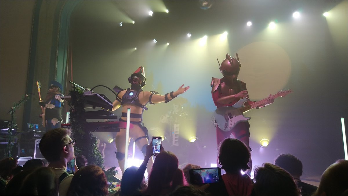 spartytoon's tweet image. The wizard is @FunkBoxDisco. There was also a Daft Punk cosplayer, and a GROBB cosplayer. Anyway, TWRP! My phone was really struggling with the lighting, lol.