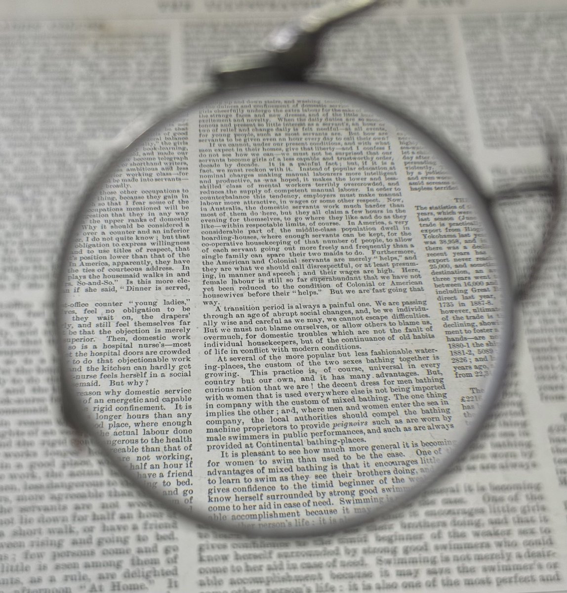 ヴィンテージフィンチ越しに見る1890年の英国新聞