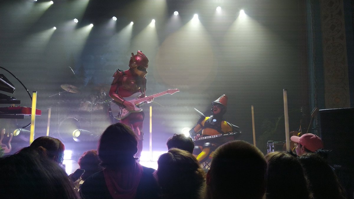 spartytoon's tweet image. The wizard is @FunkBoxDisco. There was also a Daft Punk cosplayer, and a GROBB cosplayer. Anyway, TWRP! My phone was really struggling with the lighting, lol.