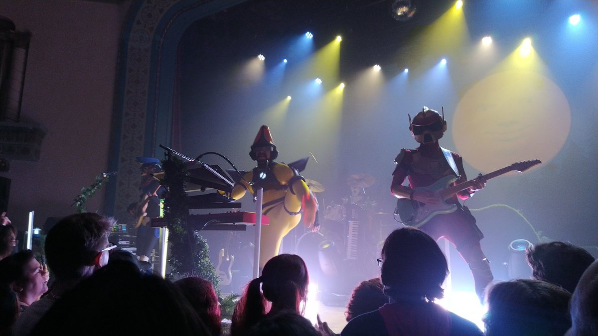 spartytoon's tweet image. The wizard is @FunkBoxDisco. There was also a Daft Punk cosplayer, and a GROBB cosplayer. Anyway, TWRP! My phone was really struggling with the lighting, lol.