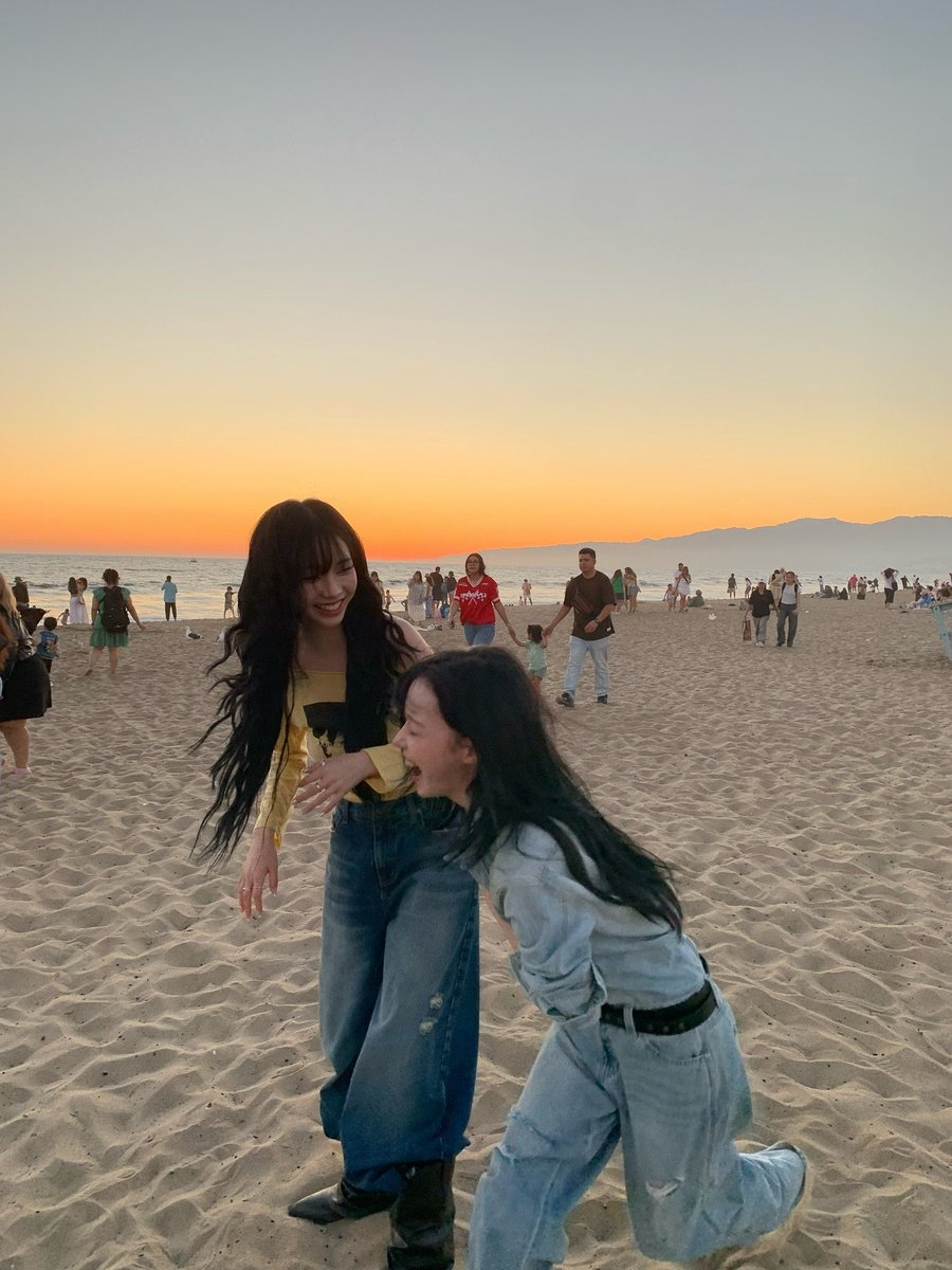 yjiminbluu's tweet photo. jmj ward getting some new pictures to hang 💙💙💙💙 https://t.co/9L0f323VTq