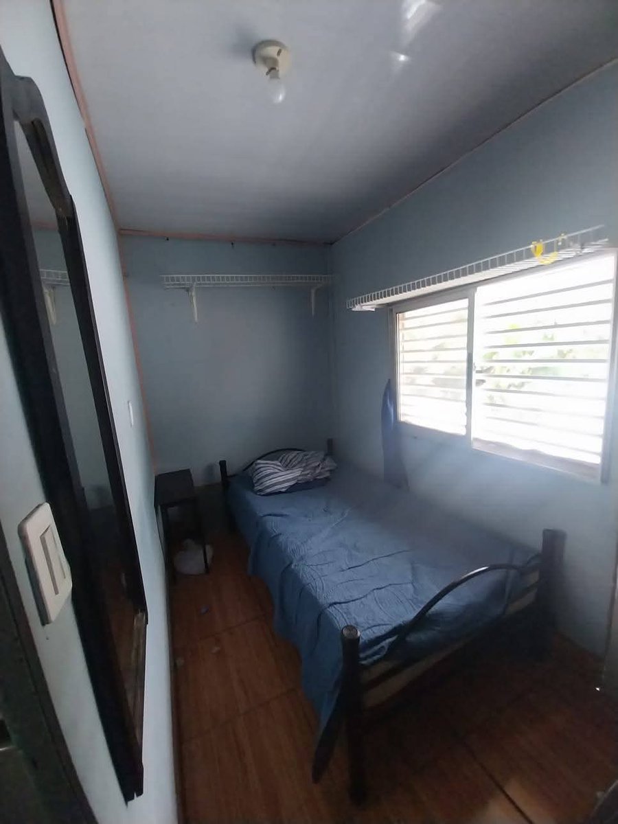 la_tiaKaro's tweet photo. Al chile que URGE reventar la burbuja inmobiliaria 
¿Cómo van a poner un baño/servicio sanitario tapado por un plástico al lado de una cocina y dimensionar un espacio de 2x4 para dos personas?😐 https://t.co/sPDwhhoLPg