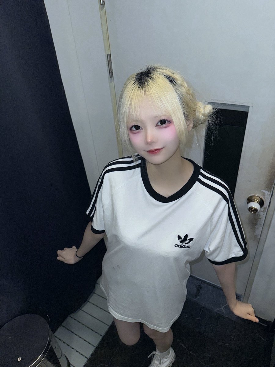 250917 와쿠와쿠 

일주일만에 라이브였어요 〰️ 많이 보고싶었다
🥺 그동안 잘 지냈지 ?? 오랜만에 만나고 싶었던
시람들도 만나고 너무 행복했던 하루 💜‼️😻
만나러 와줘서 너무 고마워요 🫳🫳🫳🫳
그동안 일본에서 열심히 놀고 바로 라이브를 하려니까 너무 안 익숙한 거 있죠 . . 무대하다가