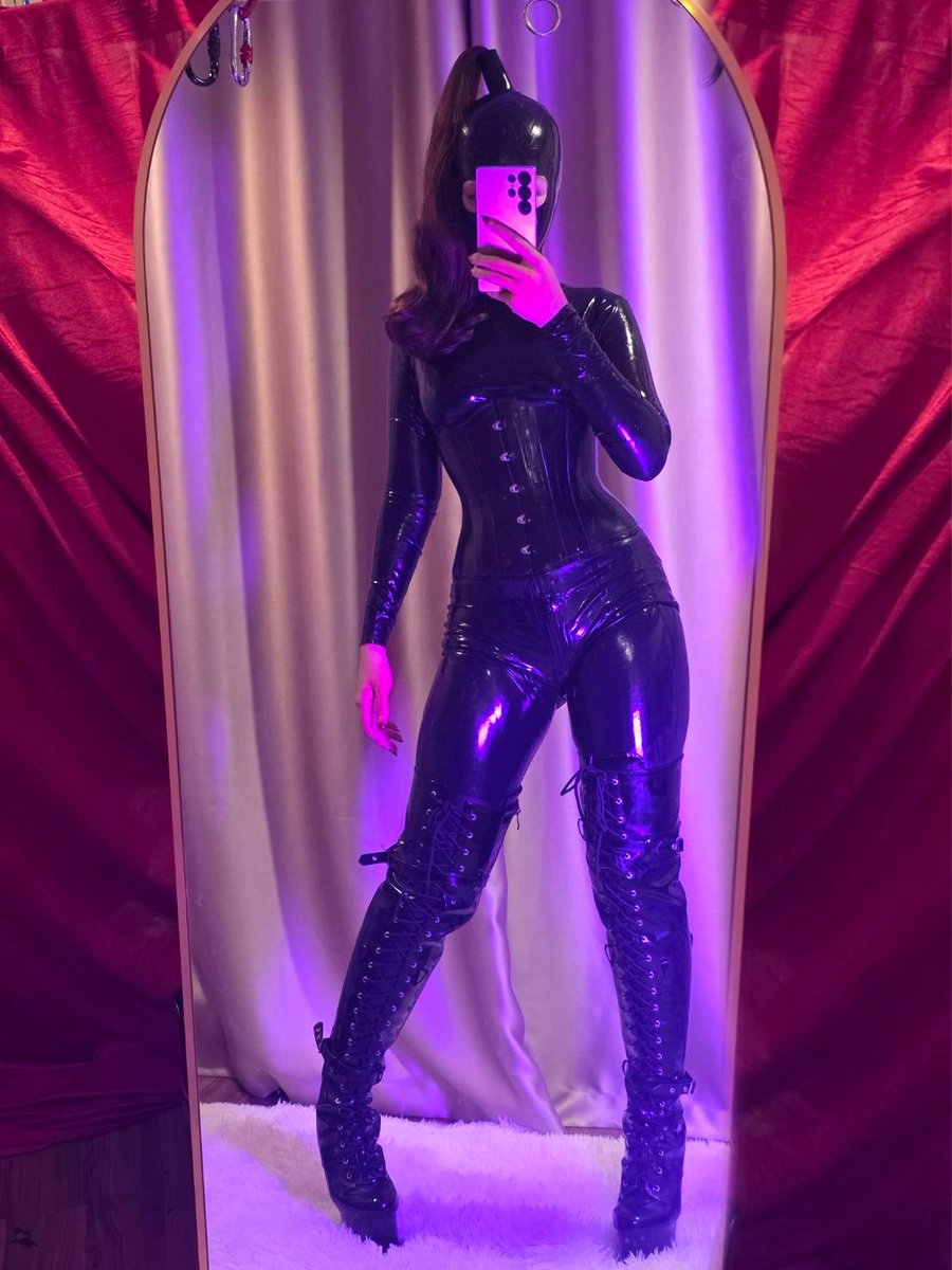 thewhistlexx's tweet photo. Kneel, and obey.
Everything in this room is ruled by me.

#latex https://t.co/SxkoUhnpcW